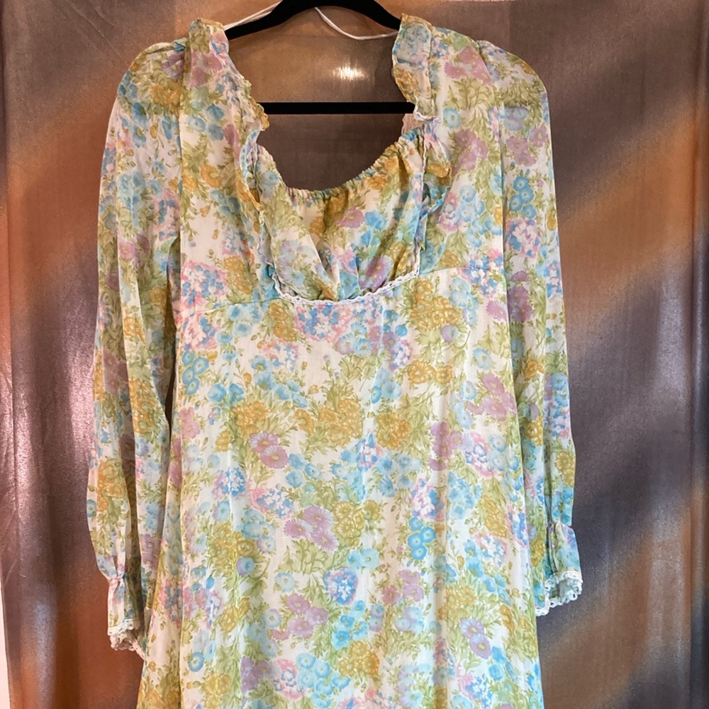 Vintage flowy 70’s pastel floral hippie dress open back. 30” chest delicate. 150
